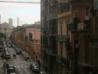Foto 1. Siamo andati a farci un giro tra le vie del quartiere Libert� per scovare gli esempi pi� lampanti del contrasto architettonico che lo caratterizza, qui dove il �bello evidente� e il �bello nascosto� si trovano a convivere, spesso uno accanto all�altro